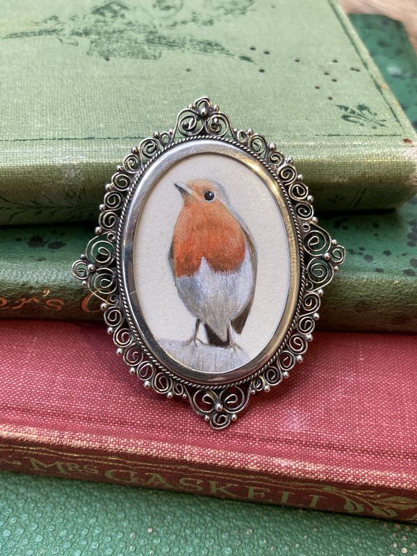 Robin brooch. In an antique filigree brooch